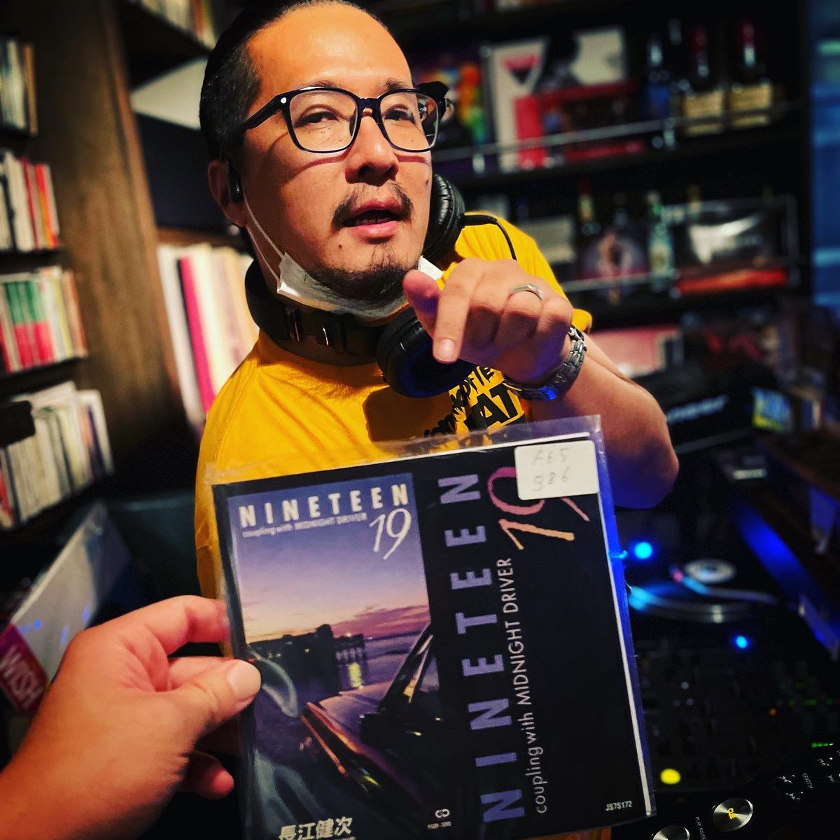 bar45tokyo's tweet photo. Thu. 27th April 2023
will open 6pm-midnite 
Blame it on the boogie

4/27木曜18時回転(深夜迄…)
#unit108 の #flangerjun が 月1で #sakatak を迎える夜
#歌謡曲 #citypop #和モノ #70s #80s 主に #boogiedisco
※Yagirock お休み中
※アリス回りません
#渋谷 #shibuya #musicbar https://t.co/8cVj8G9lwz