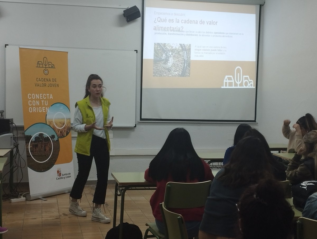 BiblioFabres's tweet photo. Lucia @jcyl ha venido al @CIFP_Fabres para presentar el proyecto sobre la cadena de valor joven para:
-Visibilizar el mundo rural 
-Conocer la cadena de valor agroalimentaria🌱🐮 y las fases por la que pasan los alimentos 🍆
-Ser mejores consumidores 💲#Bibliotecas2930 @educyl https://t.co/Sx5SYLCbMI
