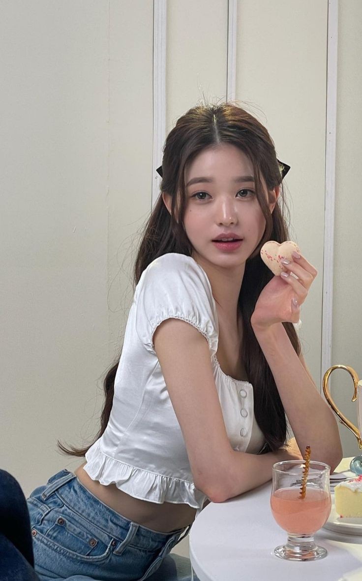 Gherldhine's tweet photo. LOOK; korean teens appreciate the beauty of filipina actress🥹 and our very own matapang girl @vivoree were chosen and they even tells she look like Jang Wonyoung🤩 *their eyes and nose whoa So proud of you v!🤍

https://t.co/U5oN1L2AH0 https://t.co/rfLj99uIMi