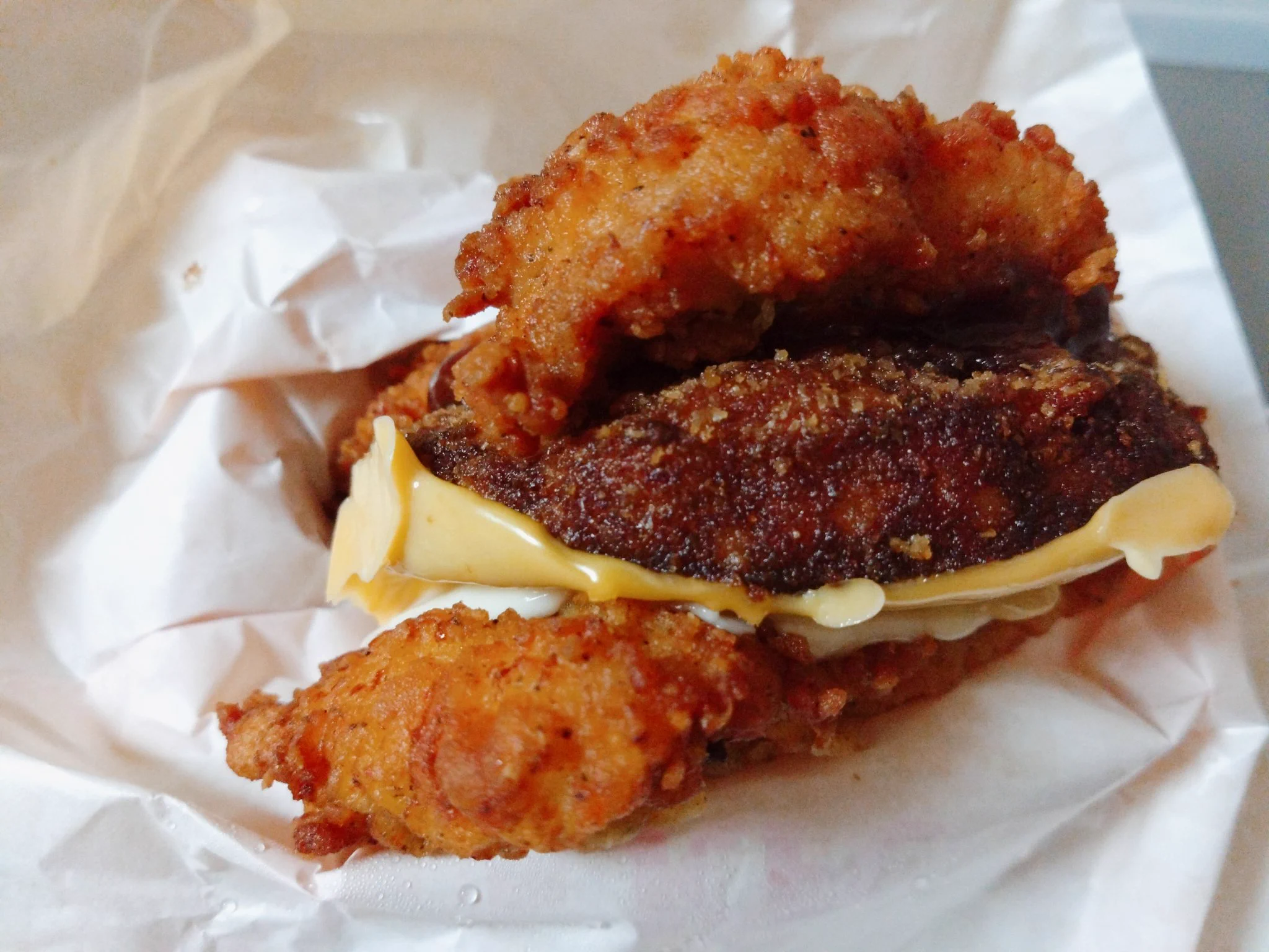 昨日の昼。
肉2枚でハッシュポテトとチーズを挟んだやつ。
ちゃんと発売日に食べた。笑  