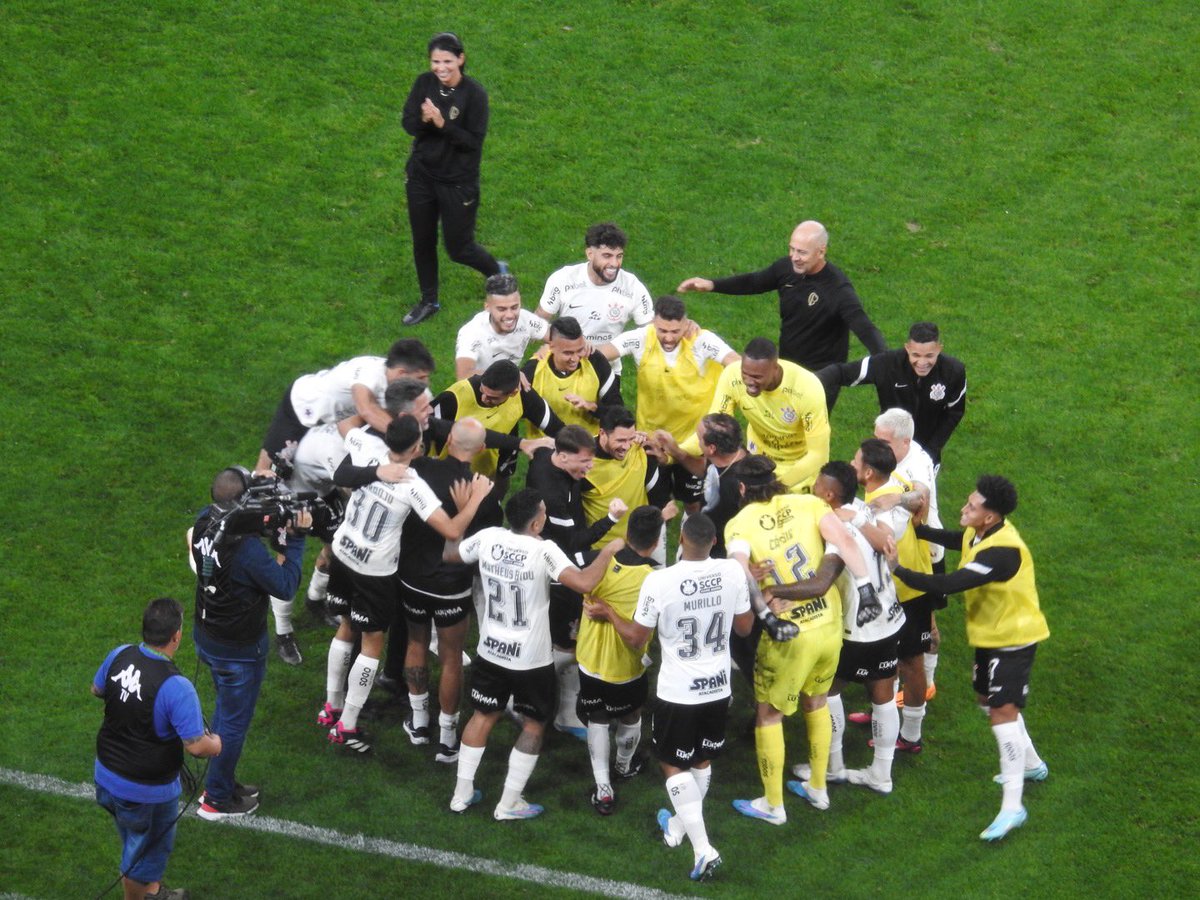mabragatchelo's tweet photo. Todo o elenco abraçou Cuca depois da vitória nos pênaltis. https://t.co/OJOwoH3quI