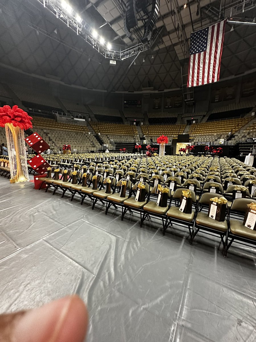 geegee1913's tweet photo. The decorations were on point! #StingerAwards thanks so much to @King_Among_Men5 & #CrownVisioningWithTee
#BookThem https://t.co/vLkKr6uIh0