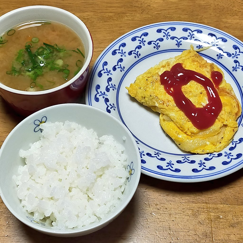 朝ごはんに野菜のオムレツ。朝食 田舎暮らし