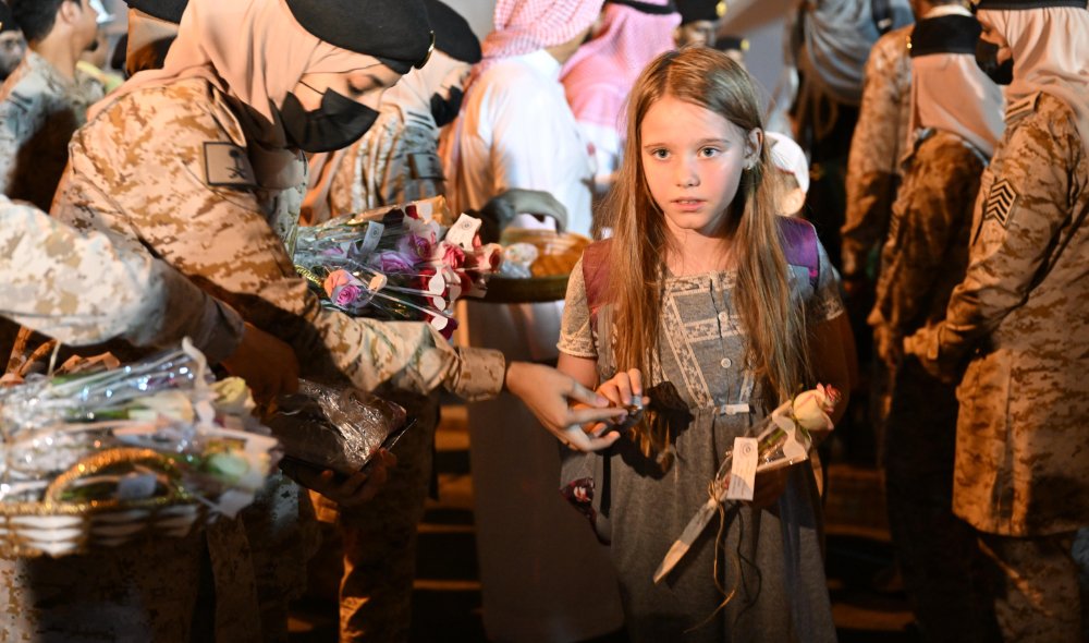 arabnews's tweet image. #PHOTOS: Another 200 people arrive in Jeddah from Sudan on Wednesday in latest Saudi evacuation operation. #SudanEvacuation #HumansFirst arab.news/22w6s