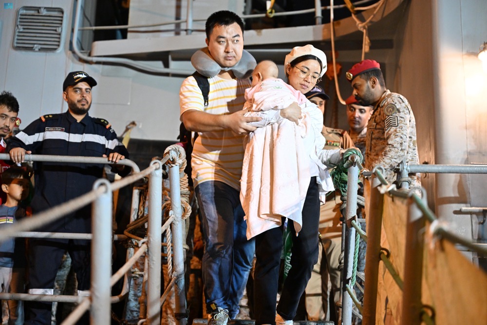 arabnews's tweet image. #PHOTOS: Another 200 people arrive in Jeddah from Sudan on Wednesday in latest Saudi evacuation operation. #SudanEvacuation #HumansFirst arab.news/22w6s