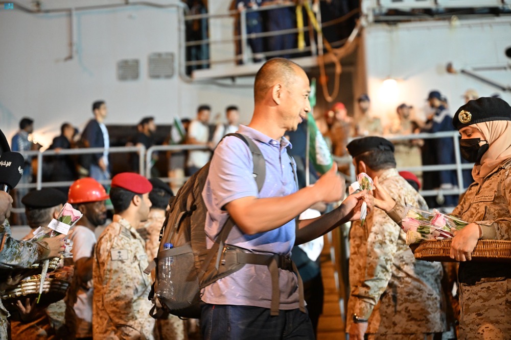 arabnews's tweet image. #PHOTOS: Another 200 people arrive in Jeddah from Sudan on Wednesday in latest Saudi evacuation operation. #SudanEvacuation #HumansFirst arab.news/22w6s