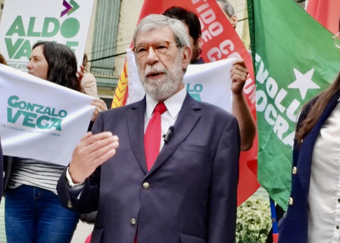 cmunoz_tgc's tweet photo. Te pasaste!

El PC da apoyo al sapo fascista Marcelo Schilling, miembro de la oficina, directo responsable del asesinato de varios militantes, quien tendió una trampa para asesinar al Pum Pum, Mauricio Gomez Lira.

Ni un cms al fascismo decían los rastreros! https://t.co/YZotiJbndv