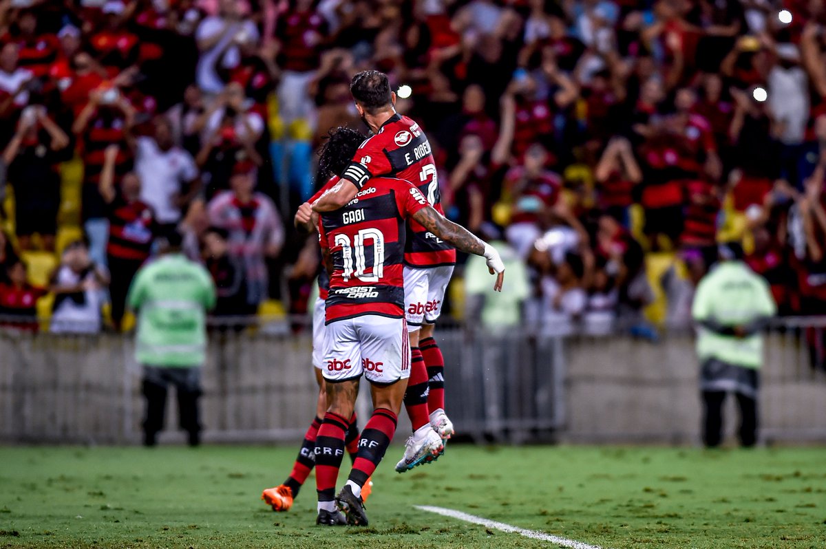 Flamengo's tweet photo. Mais amor nos morros, mais doçura nos lares, mais vibração nas ruas, o canto da vida, ânimos se roborando, trabalho melhor, presentes pros filhos, beijos nas praças e jardins, almas em paz.

Amanhã é dia! ❤🖤

📸 Marcelo Cortes / CRF

#VamosFlamengo #CRF https://t.co/iE5eI6w133