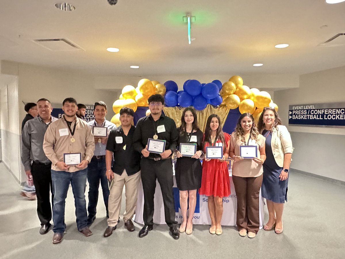 So proud of these ⁦@EastwoodBoxers⁩ for receiving the Marvey Finger Scholarship to continue their studies. Thank you to Mr. Elizondo and ⁦@HISDCTE⁩ for sharing these opportunities with our students. ⁦@GPonceHS⁩ ⁦@BerzaydaOchoa⁩ ⁦