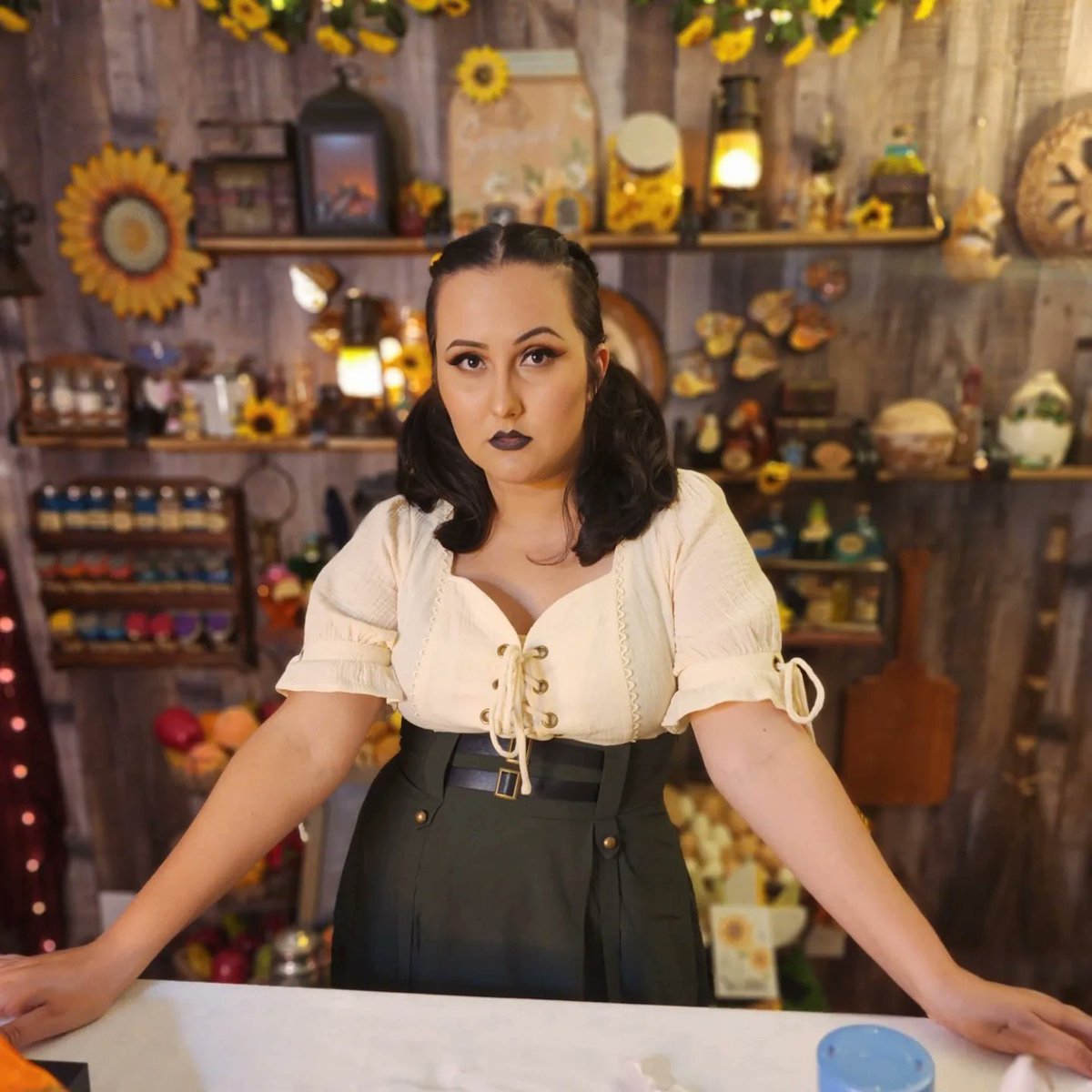 Laylas_cafe's tweet photo. Ya'll ever just sometimes feel extra pretty in a new outfit 💛🌻🗡

#laylascafe #taverncore #dungeonsanddragons #cottagecore #ttrpg #npc #dnd5e https://t.co/cNNCRroG0r