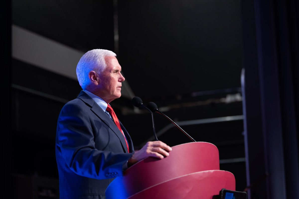 Mike_Pence's tweet photo. Thank you UNC Chapel Hill! It was wonderful to be on campus tonight with UNC College Republicans, @yaf, and the Freedom Generation! 🇺🇸 https://t.co/01OR9bGE4j