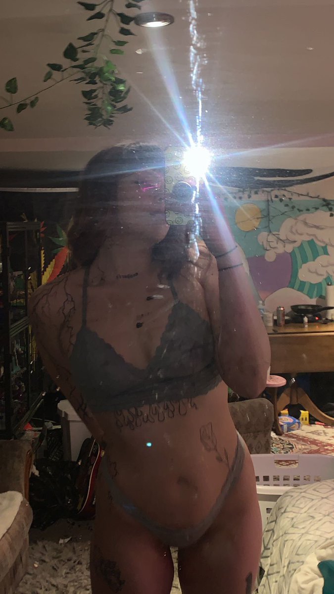 Lillyhotbox's tweet photo. 20% off for the first 10 people to sub RIGHT NOW!!😈 https://t.co/oCU2YfdLtx https://t.co/6ZnTERbBOB