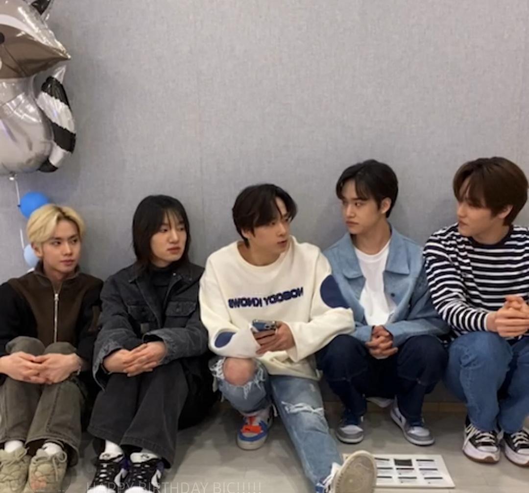 foudien's tweet photo. The most infuriating one is the latest Instagram live. It was a member's birthday and yet they literally prepared NOTHING, no tables no chairs. The balloons were fan gifts. The members were eating, crouching on the floor. 

#MCNDdeservesBetter #MCND https://t.co/cCqJG9qA89