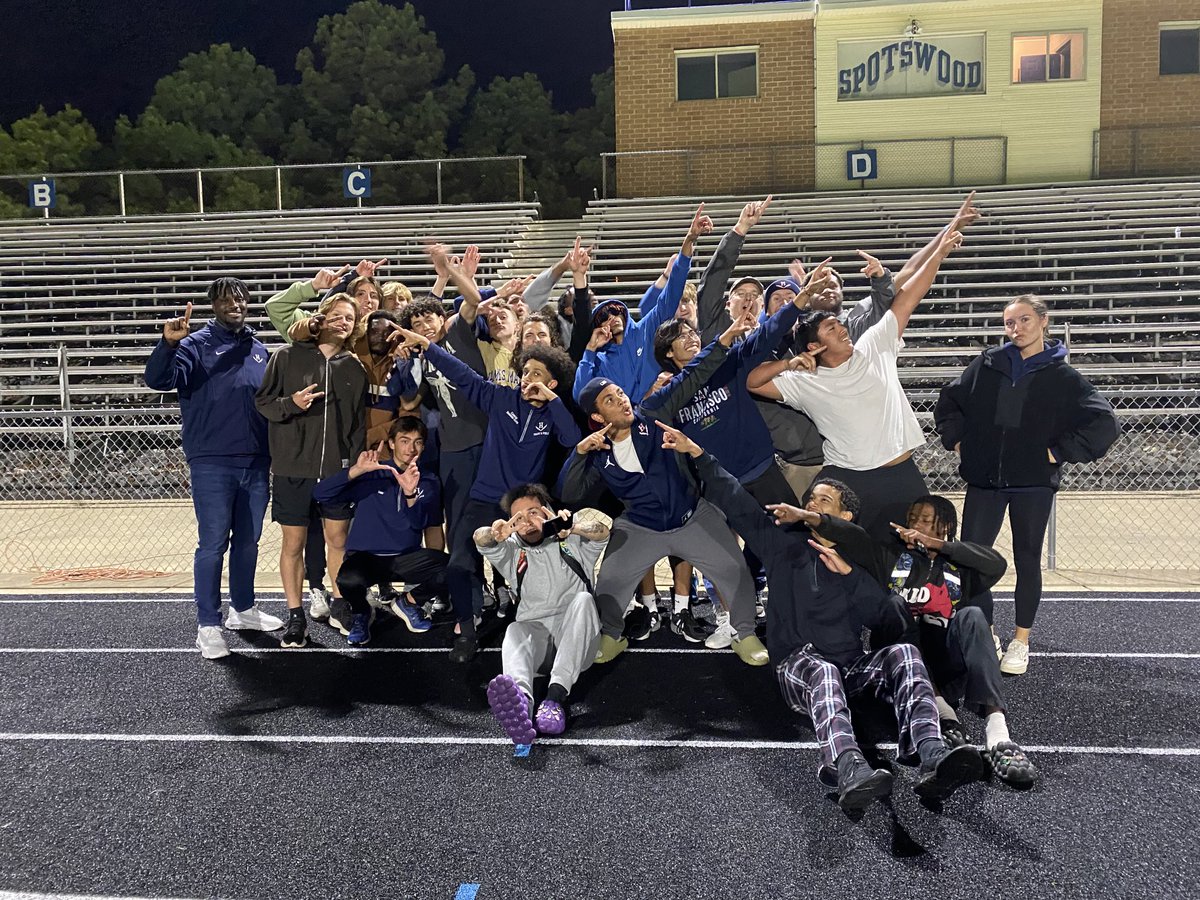 jhtrackcoach's tweet image. “THE” City County Track and Field Champions ⁦@HHS_BlueStreaks⁩ CONGRATS BOYS That’s ✌🏽in a row 🏆🏆  The Lady Streaks had a strong night as well finishing as the City County Runner Up!  #BlueStreakPride
