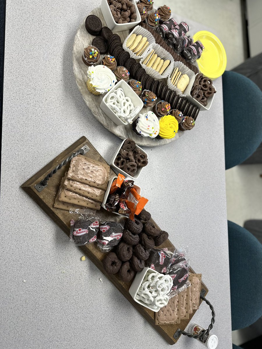 MrsMooreD124's tweet photo. Beyond grateful to be working along side the greatest students, teachers and staff you can imagine! They truly went all out for Administrative Assistants Day! I am forever thankful! ❤️ #beevergreen #feelingthelove #administrativeassistantday #GoBulldogs #southwestisthebest https://t.co/KPbrwhtbpu