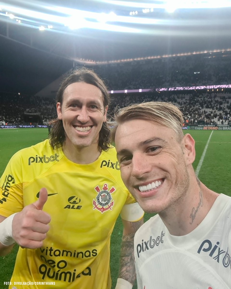 TNTSportsBR's tweet photo. Aquele selfie de quem é decisivo! 🤳⚫⚪ #CopaDoBrasil2023 https://t.co/8CP0UZ1QNk