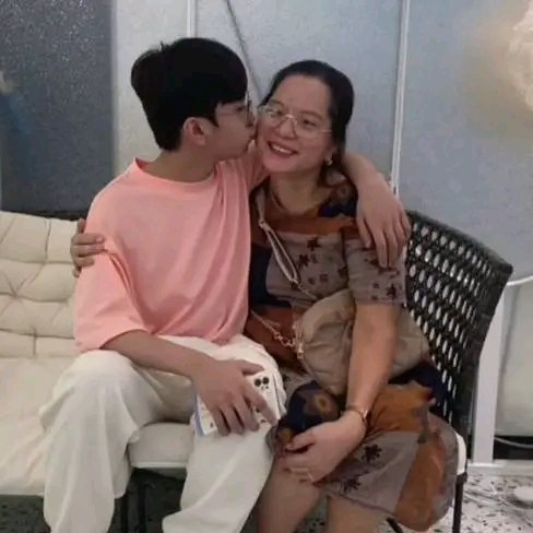 marcuscabais123's tweet photo. Marcus Spending a day with His Grandma before he go to SoKor 🥺 😊.

#HORI7ON
#HORI7ON_MARCUS https://t.co/sFVpbfCn9r