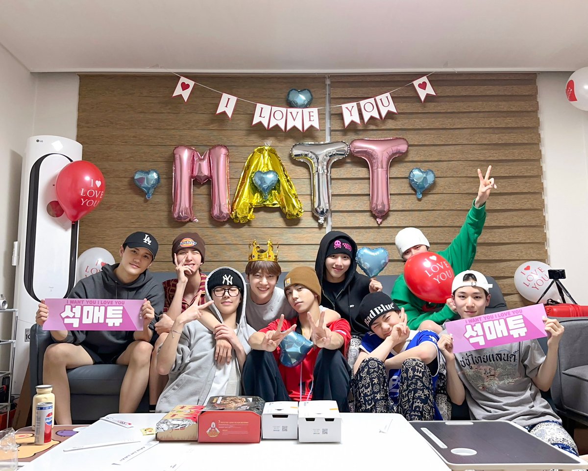 SeokMatthewNoti's tweet photo. Foto || Seok Matthew con los chicos de 8turn 

 #ZEROBASEONE #ZB1 #제로베이스원 #SEOKMATTHEW #MATTHEW #석매튜 @8TURN_NOTICIA https://t.co/8xxYvRl8mR