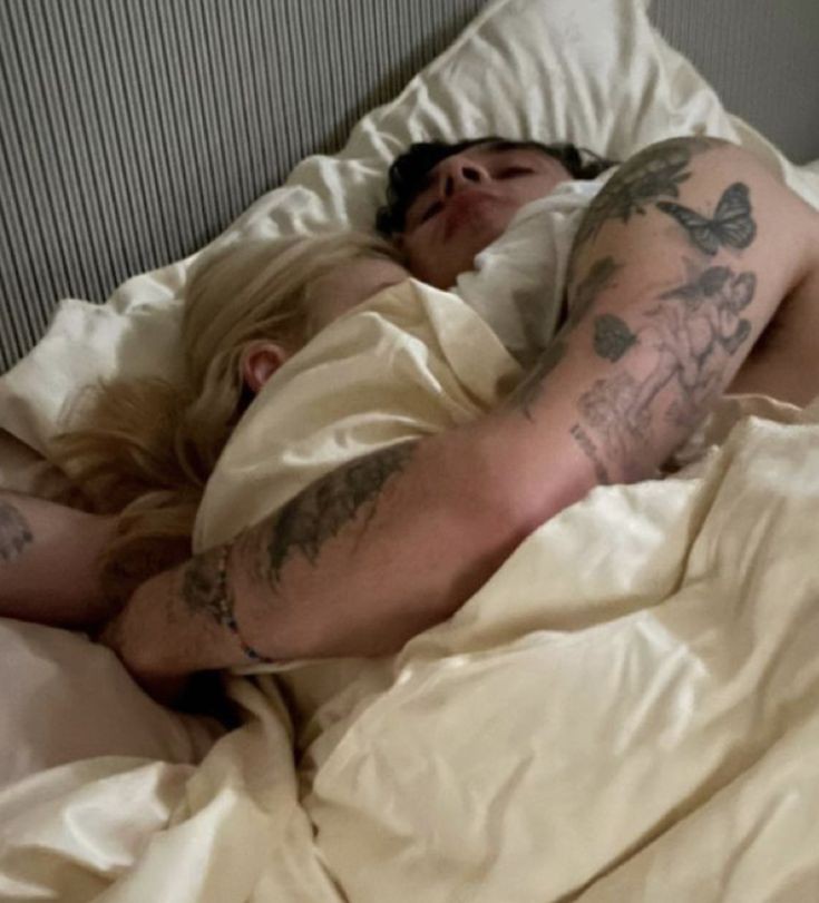 ⠀⠀⠀⠀⠀
                              Feliz primer mes
                                      Mi amor 
                                           <3