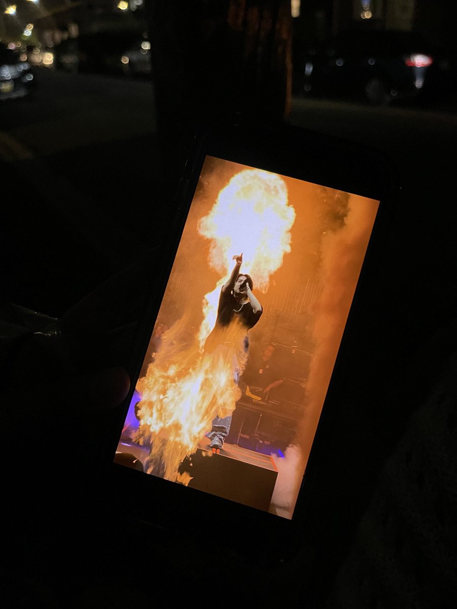 มีอาร์มี่ถ่ายภาพนี้ได้ แล้วมันเท่มาก เหมือนไฟออกมาจากร่างพี่ยุนกิเองเลย โอโห 🔥