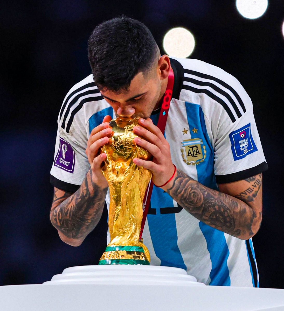 dataref_ar's tweet photo. ◉ 20 partidos en la Selección.
◉ Campeón de América ante Brasil.
◉ Campeón de la Finalissima ante Italia.
◉ Campeón del mundo ante Francia.
◉ El jugador que más pelotas recuperó (12) en la final del Mundial.
◉ Más títulos (3) que partidos perdidos (1) con la celeste y blanca.

🇦🇷❤️ ¡Feliz cumple Cuti! Te queremos mucho, crack.