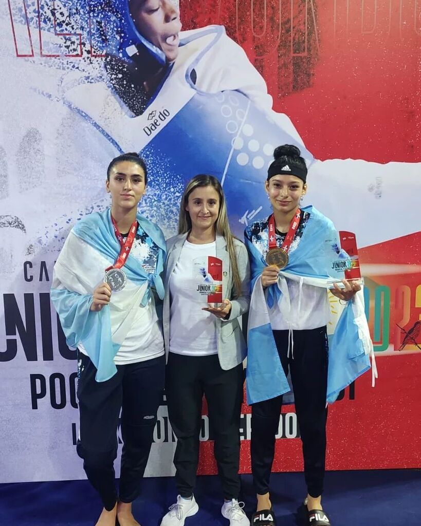 CATaekwondo's tweet photo. #PanamericanoJunior ARGENTINA SUMA ORO Y PLATA DEL EQUIPO FEMENINO
•
🏆Se trata de María José Artero Coria de San Luis y Antonella Mattei de Mar del Plata que se consagraron en República Dominicana con la medalla de oro y plata, respectivamente
•
💯Est… https://t.co/PMZC6UyFf0 https://t.co/Z0rY3OgciW