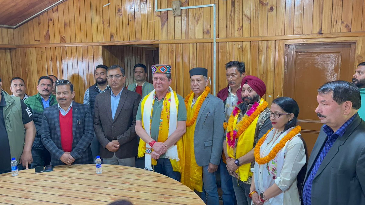 Ranu_manali's tweet photo. नगर परिषद मनाली में हम सभी मनोनीत पार्षदों ने माननीय विधायक श्री भूवनेश्वर गौड़ @bhuvneshwarginc  जी की उपस्थिति में उपमंडल अधिकारी श्री रमन शर्मा जी द्वारा विधिवत शपथ ली। इस खास अवसर उपस्थित सभी गणमान्य व्यक्तियों  के  प्यार और आर्शीवाद देने के लिए मेरा दिल की गहराइयो से आभार 🙏 https://t.co/9eAxBdIK1R
