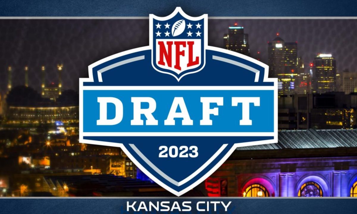 caraleones54's tweet photo. Well..change of plans. @mytigreGamboa surprised me again..🙏❤️🏈👍..SLC ✈️ MCI...#NFLDraft2023 #GoUtes ❤️🖤❤️ #GoSeaHawks 💙💚💙 #GoSteelers 🖤💛🖤 ..#NFLDraftWeek https://t.co/Oni9vesCXp