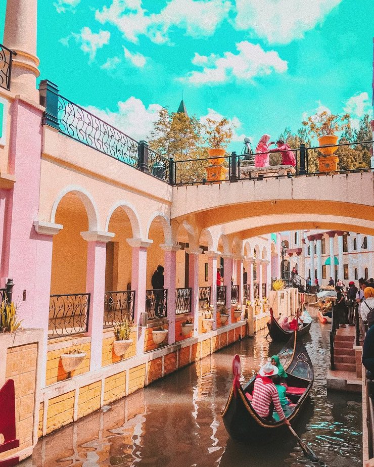 JukiHoki's tweet photo. Dulu gue juga mikir “buat apa sih di Indonesia bikin wisata sok sok eropa”. Sampai gue sadar wisata2 ini gak dibikin buat yang mampu dan bisa ke Eropa beneran.
“Tapi wisata daerah aslinya kan udah bagus”
Jadi gini…. https://t.co/hYSLRq9xZG