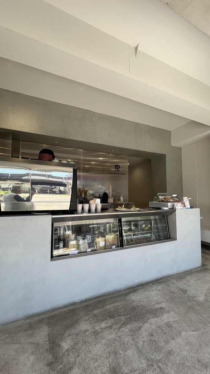 newworkfun's tweet photo. 今日はまたまた高円寺のRAD BROS CAFEへ
アメリカーノ 550円、チーズプリン 600円を注文
PASS有WiFi、店内全席電源あり
週末は混んでいて長居できないけど、平日午前中はゆっくりできるのでオススメ
今の季節は外のベンチが最高に気持ち良い
近所の猫ちゃんがかわいい
#カフェ巡り #作業カフェ https://t.co/dKzeUTj4gO