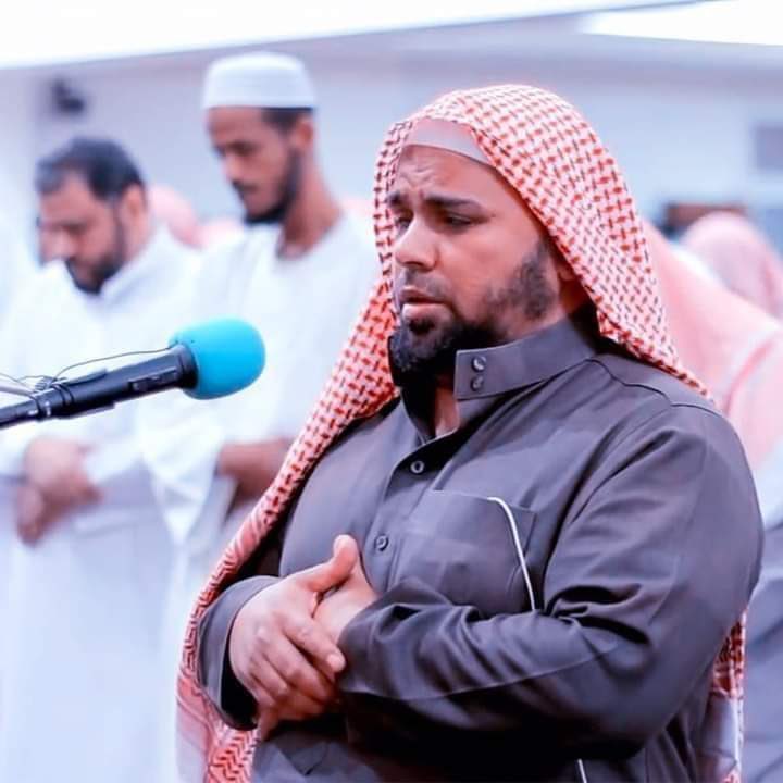 إنا لله وإنا إليه راجعون توفى قبل قليل الشيخ #عبدالله_كامل في أمريكا  🇺🇸بمسجد التوحيد بجيرسي ستي سبحان من له الدوام نام بعد الظهر ولم ينزل للصلاة في العصر ولا المغرب فذهبوا لإيقاظه فوجدوه قد فارق الحياة.🙏اللهم اغفر له وارحمه رحمة واسعة واجعل تلاواته فى موازين حسناته 🤲