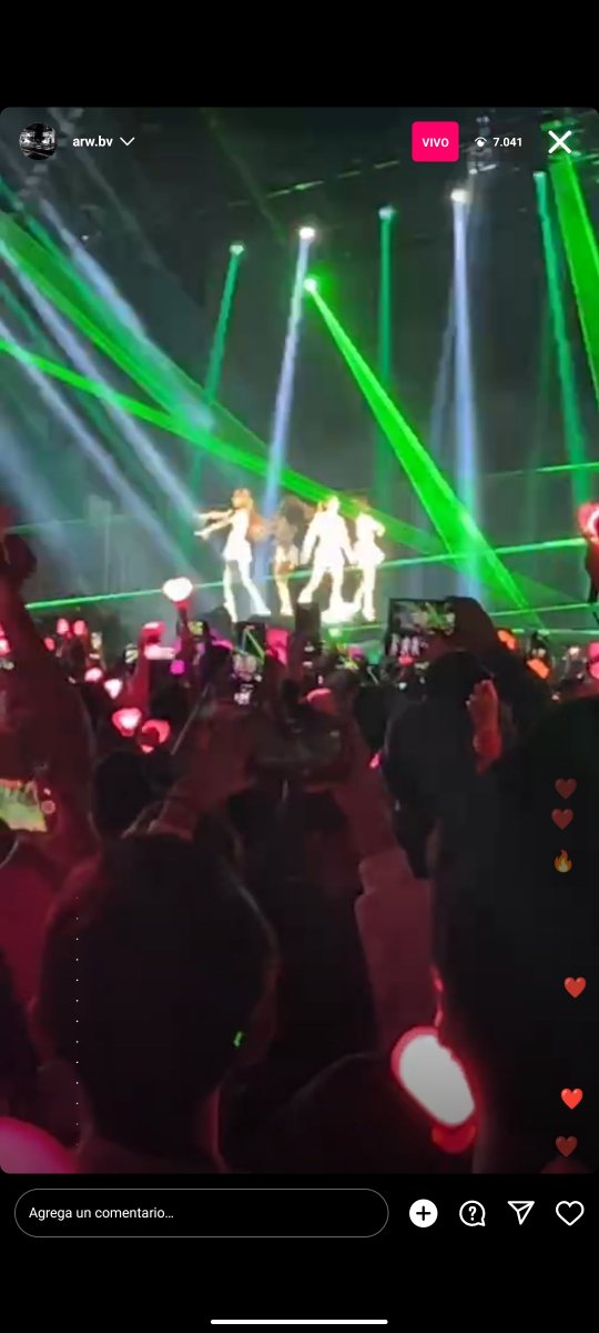 andrea_b162's tweet photo. AAAAAAAH EL CONCIERTO YA EMPEZÓ!!!!
Este live tiene vista y con buena resolución vayan BLINKS 😭💗

MEXICO IS BLACK AND PINK
#BLACKPINKinMexico 
#BORNPINKinMexico_Day1 @BLACKPINK

https://t.co/EaWAw7Q1LS https://t.co/QAczj1GRd2