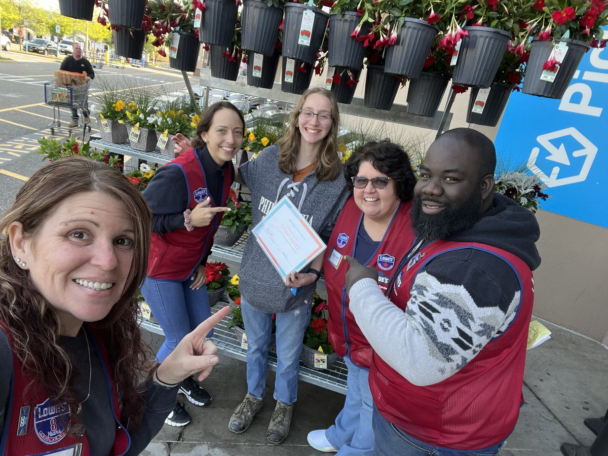 weis_kathy's tweet photo. Celebrating our rock stars in Hicksville, #employeeofthemonth, #credithero, #opsstars https://t.co/yelpDDRL3V