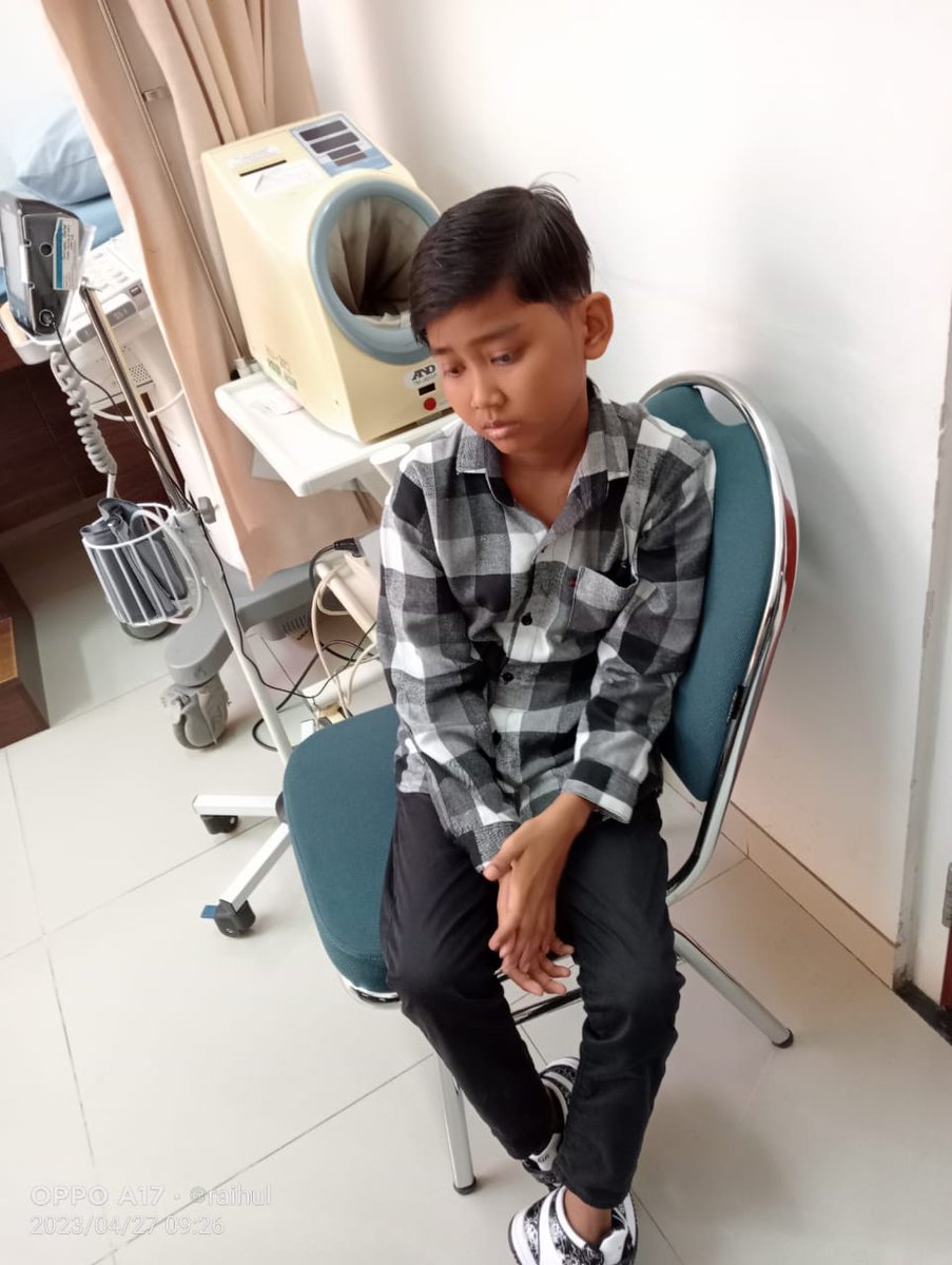 Zoelv_ikar's tweet photo. "setelah kami lakukan konferensi bedah untuk anak bapak, hasilnya katup masih bisa di repair, tapi hanya di RS Harapan kita Jakarta. Kita akan rujuk kesana pak" 
dr Ali Nafiah Nst SpJP(k)
dr Winda SpA(k)
dr Ricky Sp BD (k)
Haruskah aku menyerah??Jakarta terlalu mahal buat kami😥 https://t.co/VSqKeJDfHy