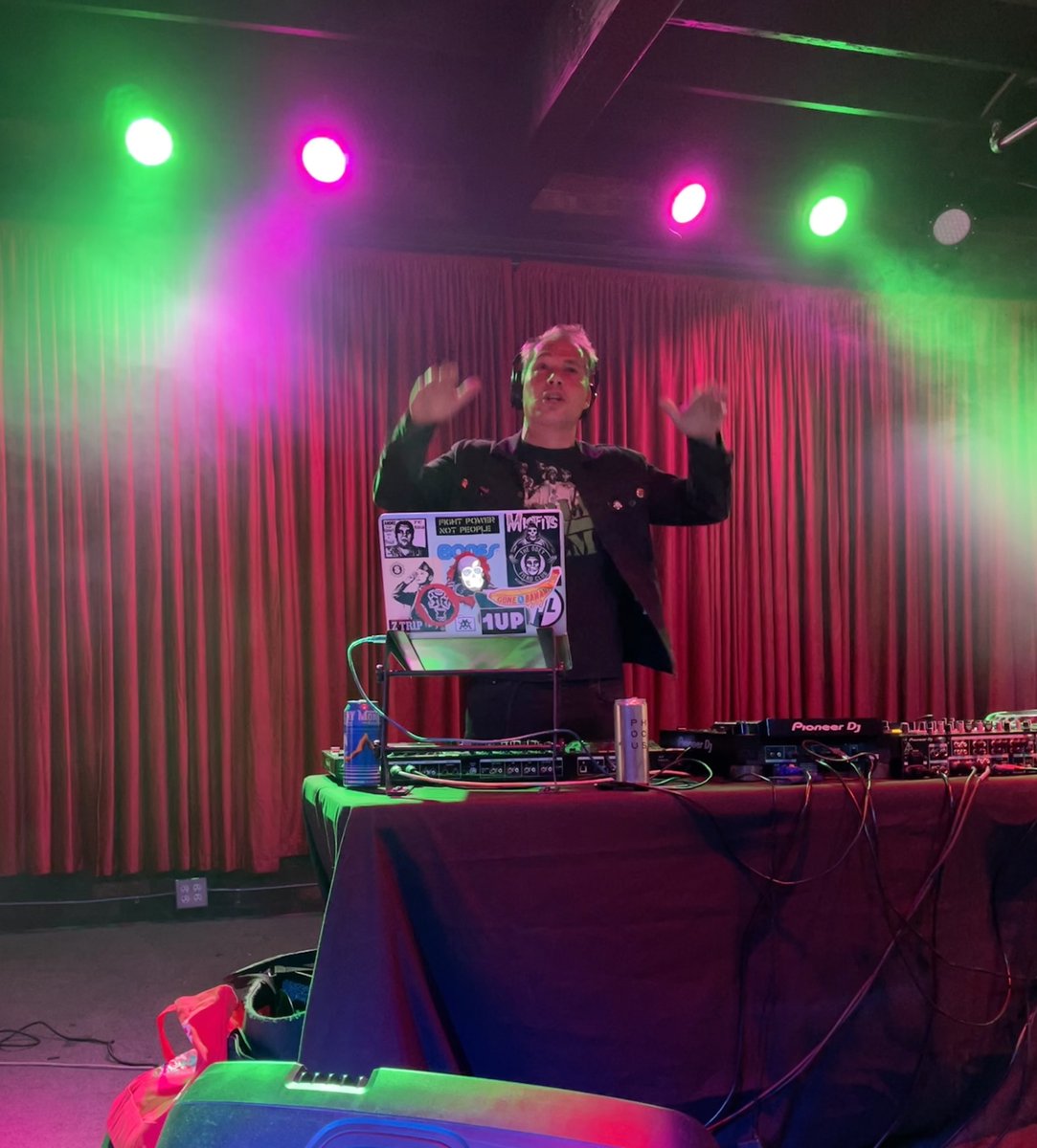 ARTxFM's tweet photo. DJ OBEY
#obeygiant #guerillaone #artxfm #lovelouisvillestyle https://t.co/sBqZz8U6Ye