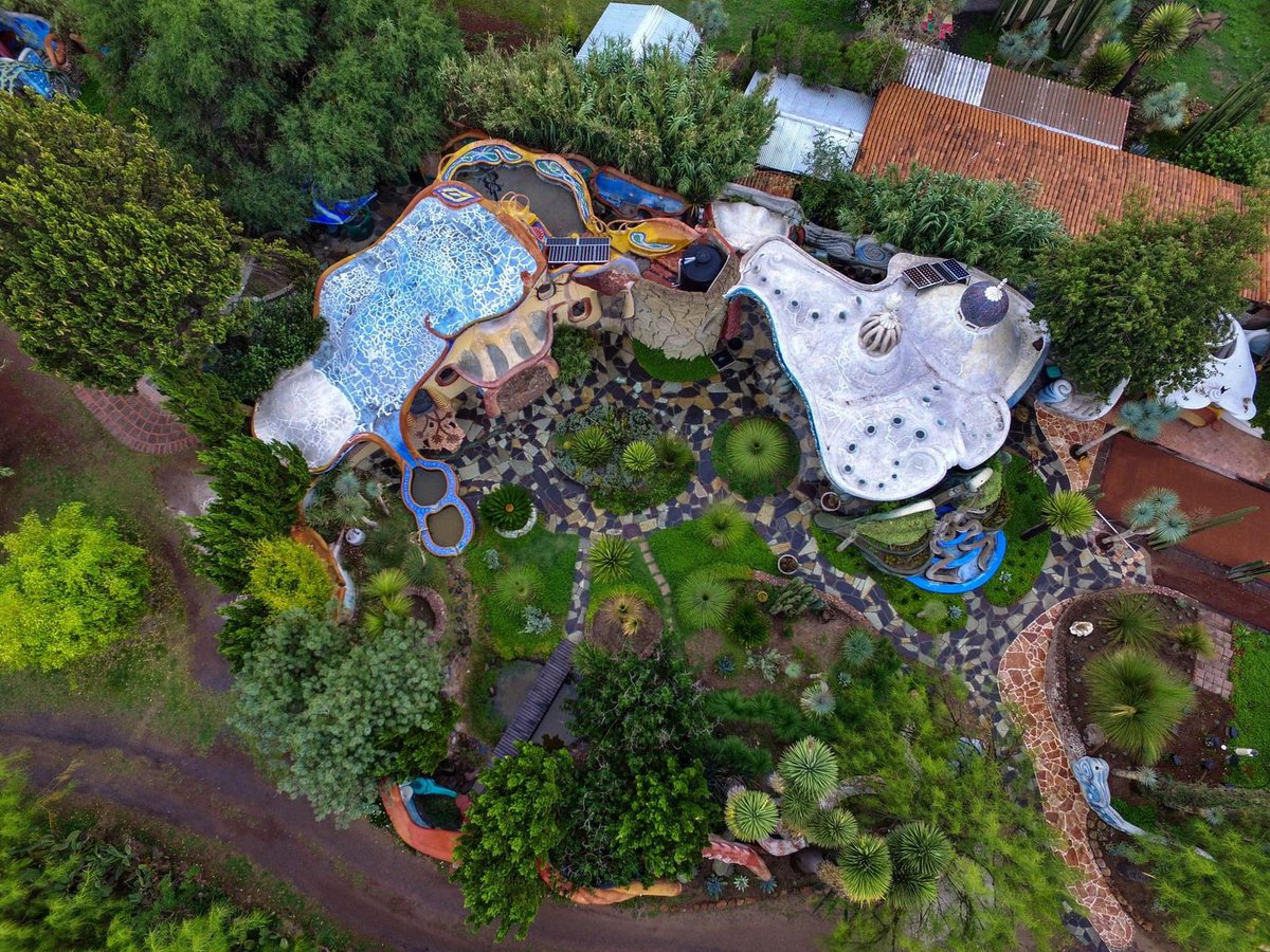 Si tienes ganas de visitar San Miguel de Allende, no olvides darte una vuelta por Ranchito Cascabel, un lugar surrealista que te hará sentir en un mundo mágico ✨ bit.ly/3VerFOT
