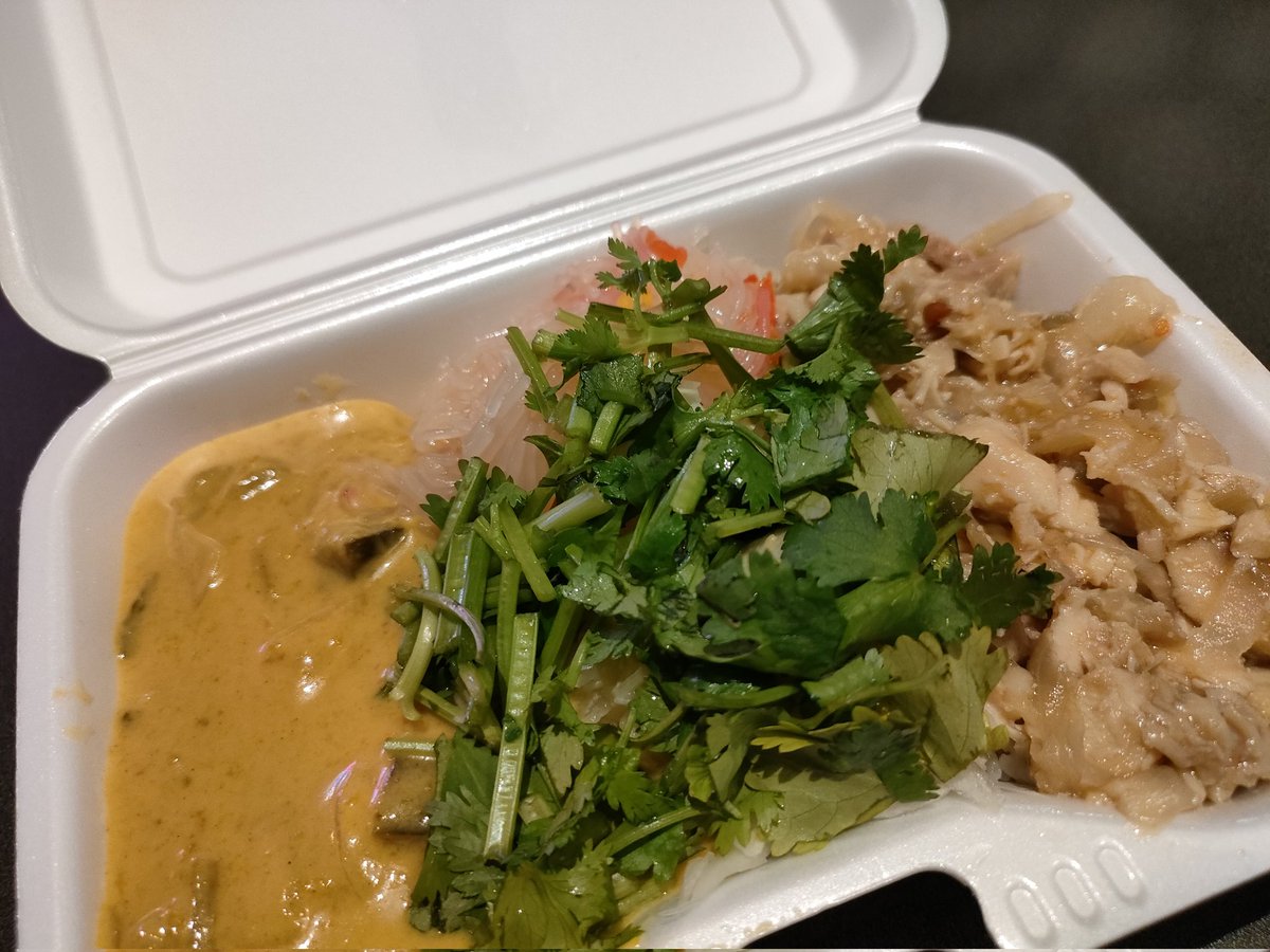 kazushi310's tweet photo. 今日もアジアンな感じの弁当。
#キッチンカー
#六本木
#mtsmile
#エスニック好きな人と繋がりたい https://t.co/o8rs4gKp8o