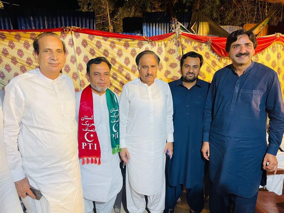 PTIMBDOfficial's tweet photo. ضلعی صدر PTI حاجی امتیاز احمد چوہدری کی زیر قیادت PTI منڈی بہاؤالدین کے صوبائی اسمبلی کے ٹکٹ ھولڈرز، مرکزی قائدین و دیگر تنظیمی کارکنان زمان پارک لاھور میں چئیرمین PTI جناب عمران خان کی رہائش گاہ کے باہر ڈیوٹی پر موجود۔،
#PTI #PP65 #PP66 #PP67 #PP68 https://t.co/6wdX6Jmgkl