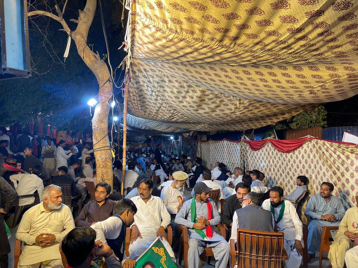PTIMBDOfficial's tweet photo. ضلعی صدر PTI حاجی امتیاز احمد چوہدری کی زیر قیادت PTI منڈی بہاؤالدین کے صوبائی اسمبلی کے ٹکٹ ھولڈرز، مرکزی قائدین و دیگر تنظیمی کارکنان زمان پارک لاھور میں چئیرمین PTI جناب عمران خان کی رہائش گاہ کے باہر ڈیوٹی پر موجود۔،
#PTI #PP65 #PP66 #PP67 #PP68 https://t.co/6wdX6Jmgkl