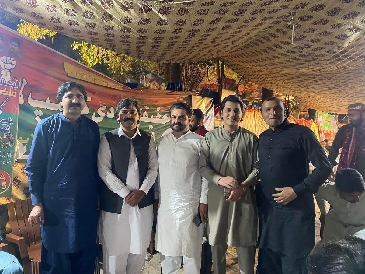 PTIMBDOfficial's tweet photo. ضلعی صدر PTI حاجی امتیاز احمد چوہدری کی زیر قیادت PTI منڈی بہاؤالدین کے صوبائی اسمبلی کے ٹکٹ ھولڈرز، مرکزی قائدین و دیگر تنظیمی کارکنان زمان پارک لاھور میں چئیرمین PTI جناب عمران خان کی رہائش گاہ کے باہر ڈیوٹی پر موجود۔،
#PTI #PP65 #PP66 #PP67 #PP68 https://t.co/6wdX6Jmgkl