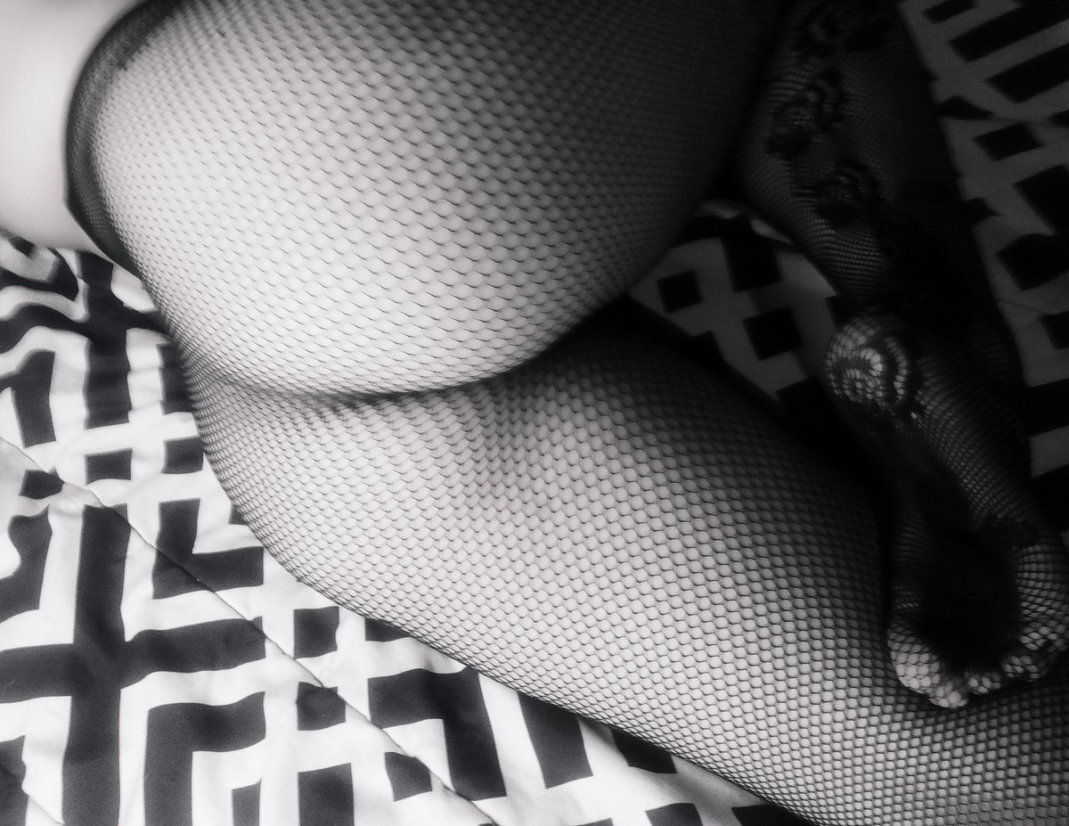 Bleen_Roses's tweet photo. 🖤☠️🌹
#legs #goth #fishnets #black #Rose https://t.co/5PRHD1Wx64