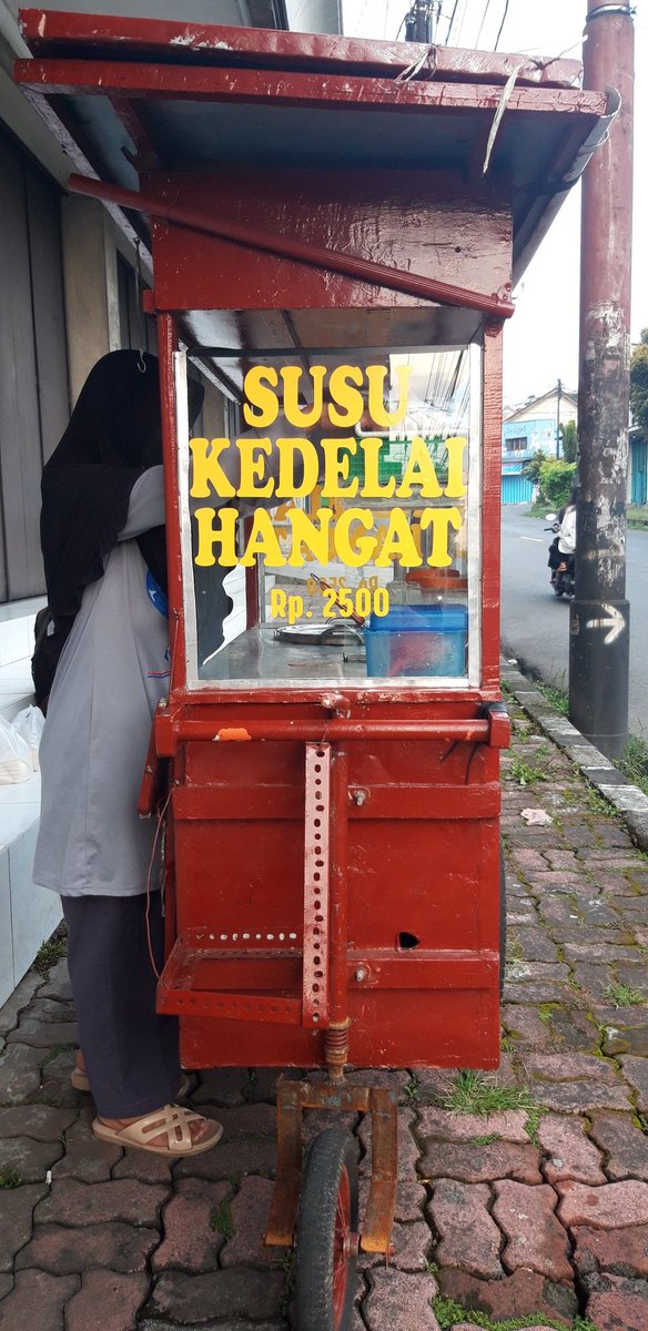 erwinabcd_'s tweet photo. Di jalan #parakan #temanggung arah pasar Parakan sebelum per3an toko Mas Janoko ada Susu Kedelai enak. 2 rasa: aren dan jahe sebungkus 2.5K. Anget. Buka pagi2. https://t.co/SwO4RJd2wO