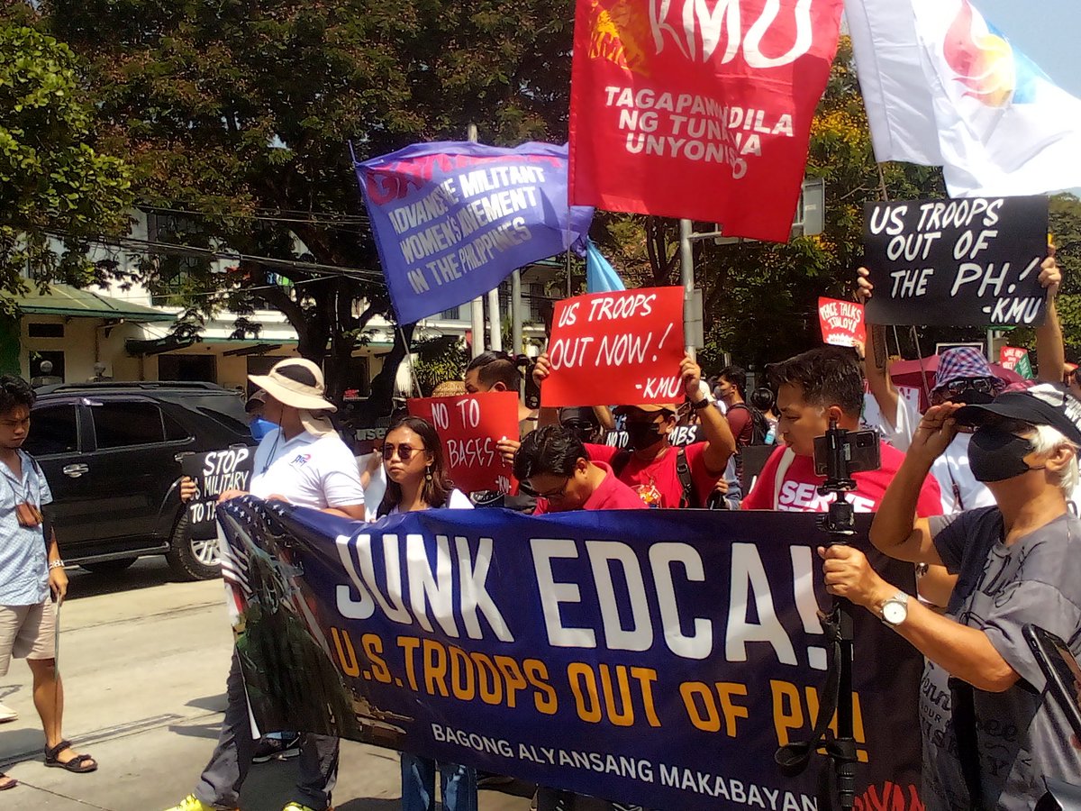 anakbayanncr_'s tweet photo. BALIKATAN, WALANG DULOT SA MAMAMAYAN!
Isang malaking kilos-protesta ang isinagawa ng mga progresibong organisasyon ng iba't ibang sektor ng lipunan sa harap ng embahada ng US upang kundenahin ang pagtatapos ng Balikatan Exercises
#NoToBalikatanExercises
#AtinAngPinas
#USLayas https://t.co/qD8o0FkXFI