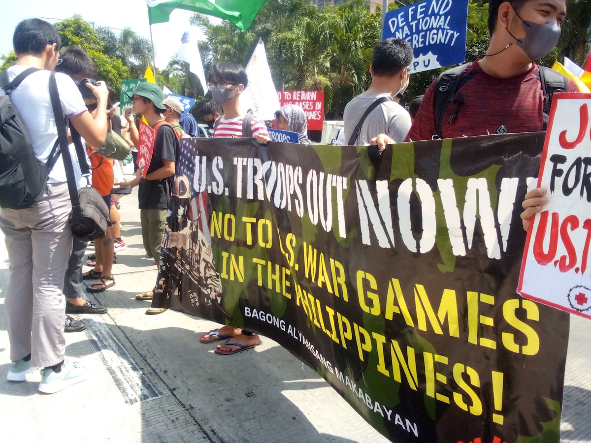 anakbayanncr_'s tweet photo. BALIKATAN, WALANG DULOT SA MAMAMAYAN!
Isang malaking kilos-protesta ang isinagawa ng mga progresibong organisasyon ng iba't ibang sektor ng lipunan sa harap ng embahada ng US upang kundenahin ang pagtatapos ng Balikatan Exercises
#NoToBalikatanExercises
#AtinAngPinas
#USLayas https://t.co/qD8o0FkXFI