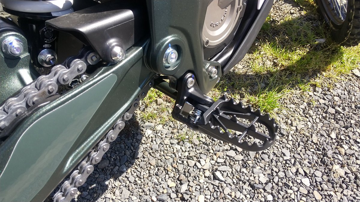 TakahashiRS's tweet image. #UltraBee のフットペグは #LightBee よりもワイドになって良くなったんものの、それでも好みによって交換したくなる部品の一つだと思います。
そこで、他車種用で探したら… #CRF250 用がポン付け出来ました。
写真の #DRC 製はサイズ的にはほぼ純正と変わりませんが、食い付きが良いです。