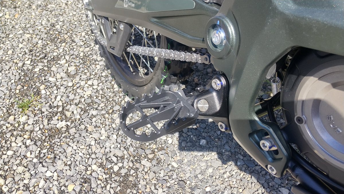 TakahashiRS's tweet image. #UltraBee のフットペグは #LightBee よりもワイドになって良くなったんものの、それでも好みによって交換したくなる部品の一つだと思います。
そこで、他車種用で探したら… #CRF250 用がポン付け出来ました。
写真の #DRC 製はサイズ的にはほぼ純正と変わりませんが、食い付きが良いです。