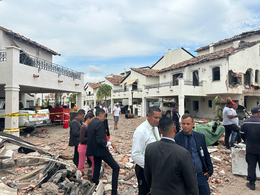 TarekWiliamSaab's tweet photo. #AVANCES… #Fiscalías  20 y 3 de #Anzoátegui  continuan las #experticias por explosión en la urb. Pueblo viejo de Plc/Lecheria (dónde hubo 2 fallecidos y tres lesionados) producida por una acumulación de gas  inflamable: En donde se encuentra bajo #investigación la empresa Vdgas. https://t.co/ErW97mxesx