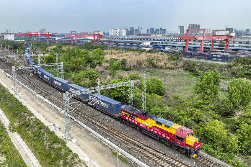 DiarioPovo's tweet photo. Em 26 de abril, o primeiro trem internacional "#DPDFrance" partiu do porto ferroviário internacional de #Chengdu, carregando eletrodomésticos, produtos digitais e vestuário, etc. https://t.co/U4rckbQ8gi https://t.co/RcL0uTcKTK