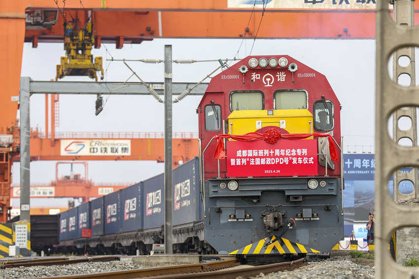 DiarioPovo's tweet photo. Em 26 de abril, o primeiro trem internacional "#DPDFrance" partiu do porto ferroviário internacional de #Chengdu, carregando eletrodomésticos, produtos digitais e vestuário, etc. https://t.co/U4rckbQ8gi https://t.co/RcL0uTcKTK