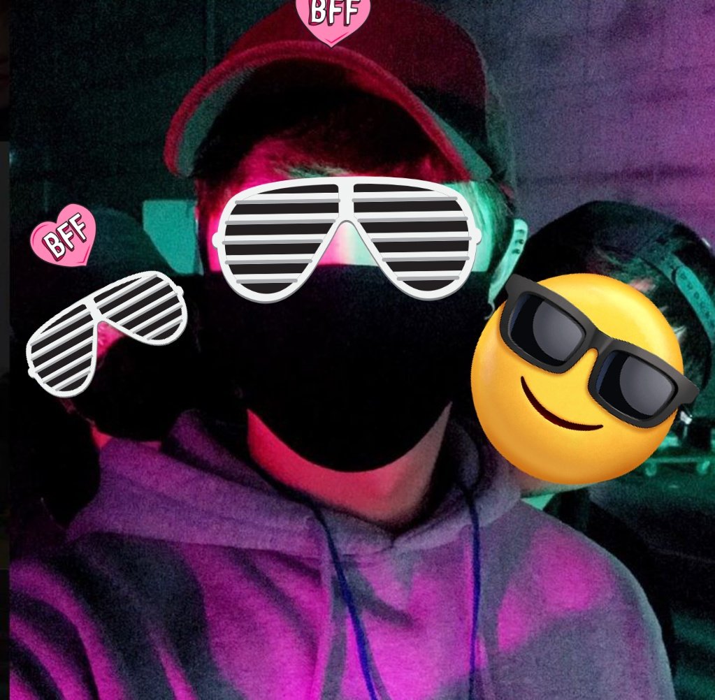 ailing60540091's tweet photo. #BeforeTheConcert #TestingLight💡💜💙❤️ #ThreeHandsomeGuysInTheHouse😎😎😎 https://t.co/WMgduaRbGU
